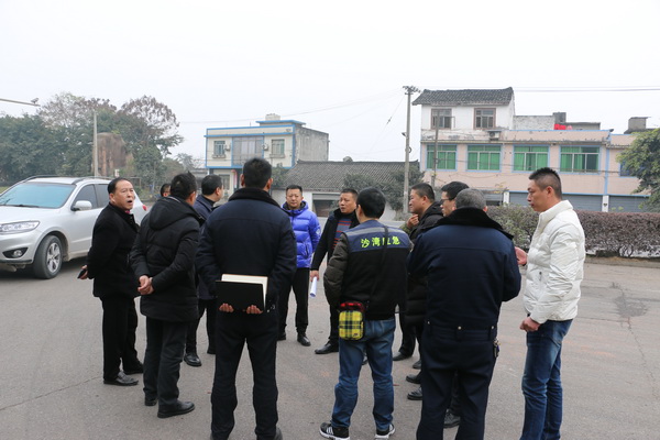 部門聯(lián)合現(xiàn)場辦公,開展道路安全隱患排查